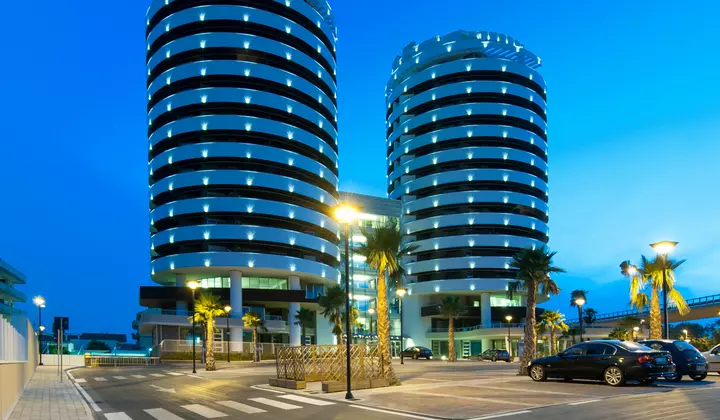 Torri camuzzi pescara illuminate alla sera