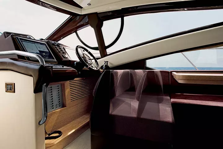 Yacht azimut plana ponte di comando