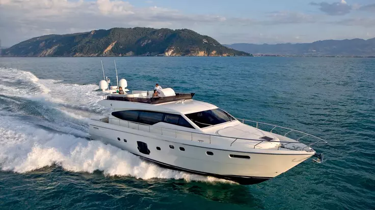 Yacht ferretti idea laterale