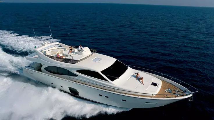 Yacht ferretti idea laterale