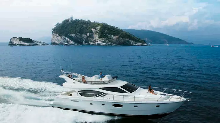 Yacht ferretti plana laterale