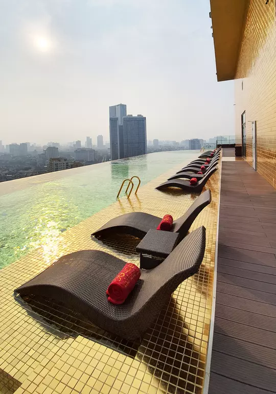 Vimar Eikon Oro | Dolce Golden Lake Hotel Hanoi Vietnam piscina