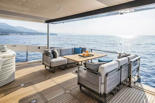 Absolute Navetta 70: il primo yacht allestito con l’innovativa serie Linea