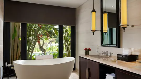 The-Apurva-Kempinski-Bali-Grand-Deluxe-Lagoon-Bathroom-8T4U46G